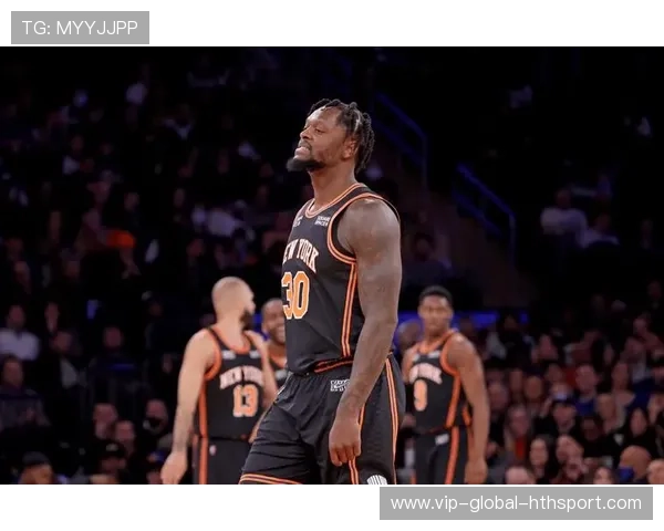 尼克斯兰德尔篮下力拔篮板，果断补篮得手——球场上的无畏斗士