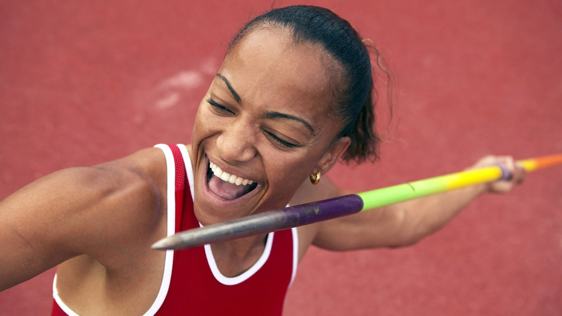 主场气氛热烈是否会干扰客队罚球,足球比赛主场客场是什么意思